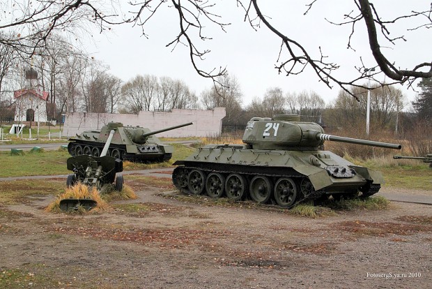 T34-85 (With SU-100 in background )