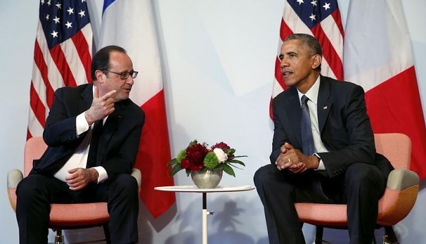Presidents Obama and Hollande meet.