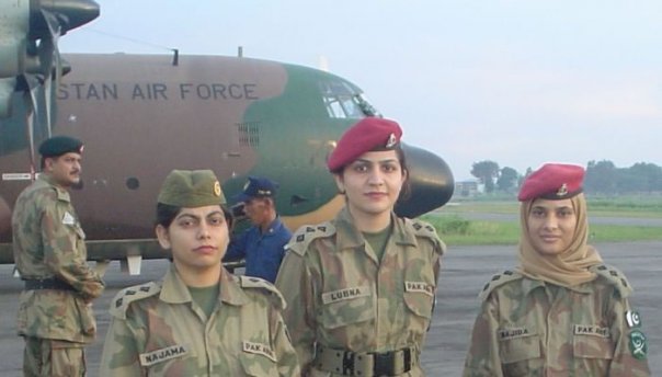 Female Pakistani Army airbrone.