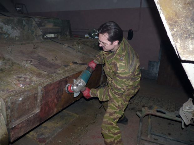 Panzer IV paint removing
