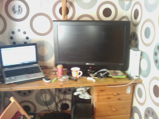 My desk 8-|