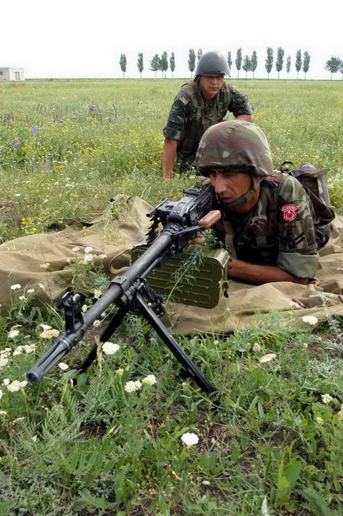 Turkish Soldier using FN MAG