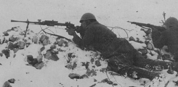 Italian soldiers on the Russian Front, with a Breda M30