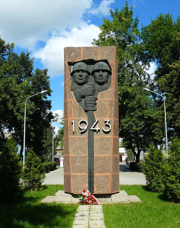 monument to creation of polish infantry division by ferrabra d6j2mn2