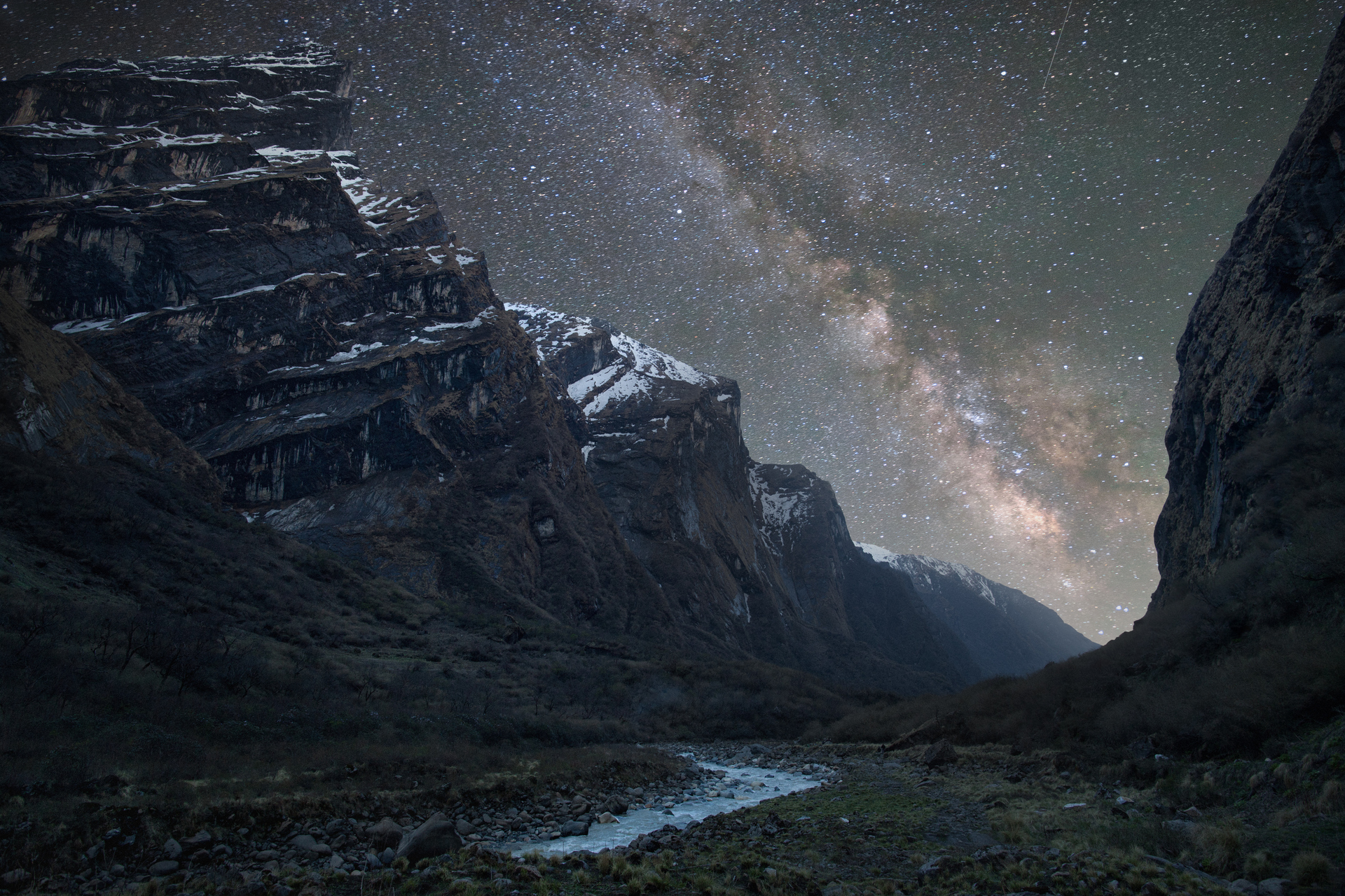 Nature space. Гималаи звездное небо. Непал Гималаи звездное небо. Гималаи Млечный путь. Млечный путь над Гималаями.