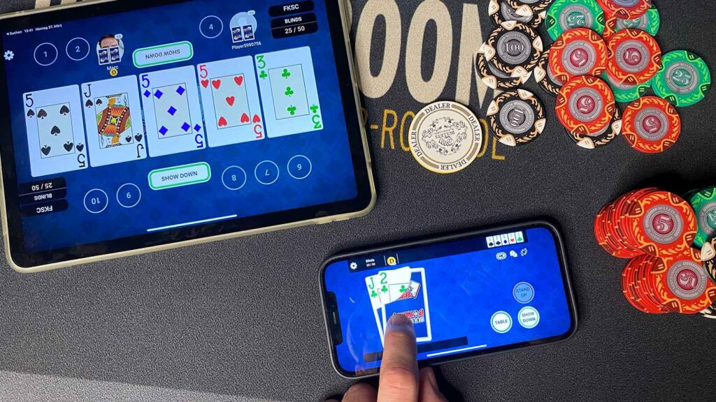 Bullets Poker App mit Tablet in der Mitte des Tisches, echten Chips und jeder Spieler hat sein eigenes Smartphone vor sich mit seinen eigenen Karten.
