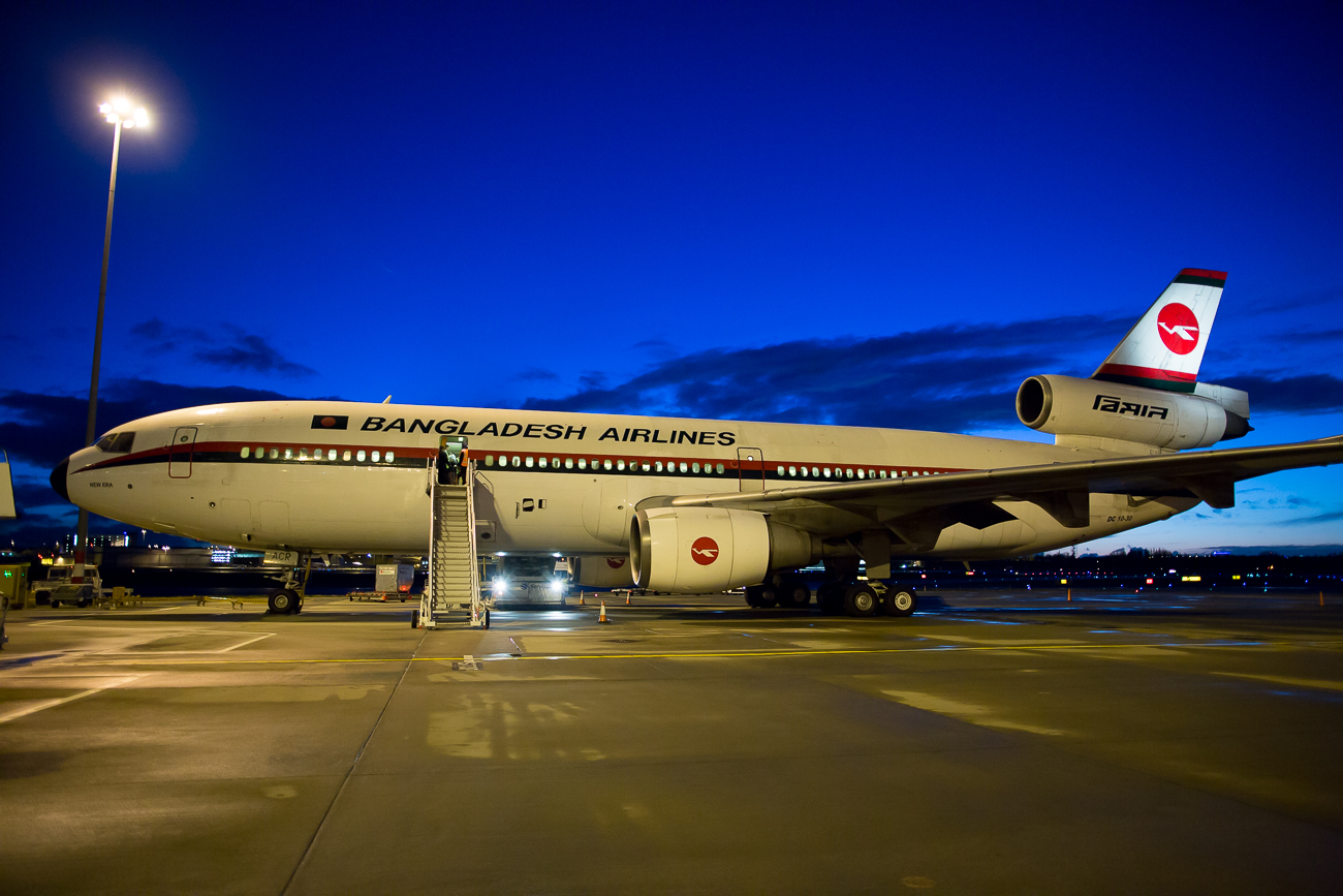 DC 10 plane. MCDOUGLAS 10. Коричневый самолет авиакомпания. A Journey by plane.