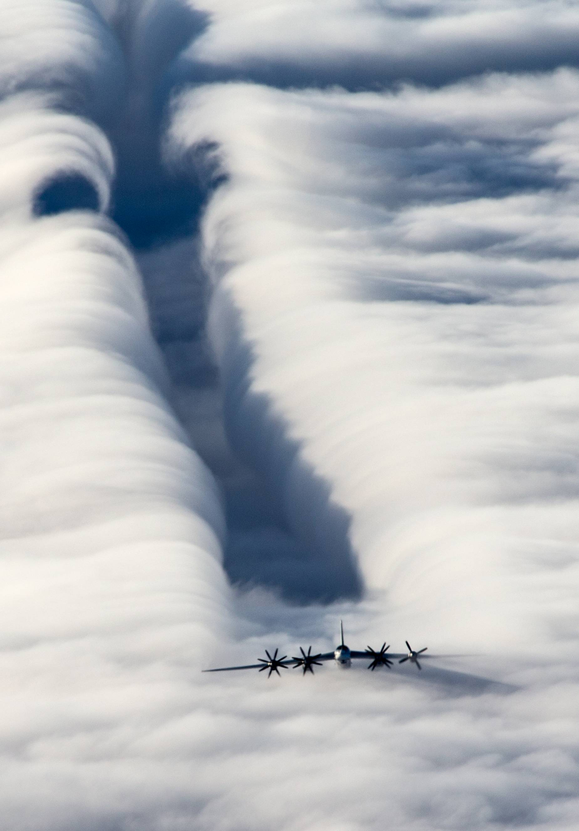 Разрывы туч. Ту-95мс. Спутный след. Облака. Самолет в облаках.