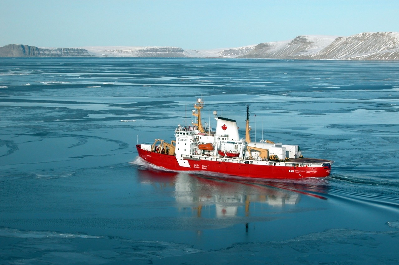 Арктическая канада. Арктика ледокол Канада. Ледокол CCGS Amundsen. Канадский ледокольный флот. Ледокольные суда Канады.