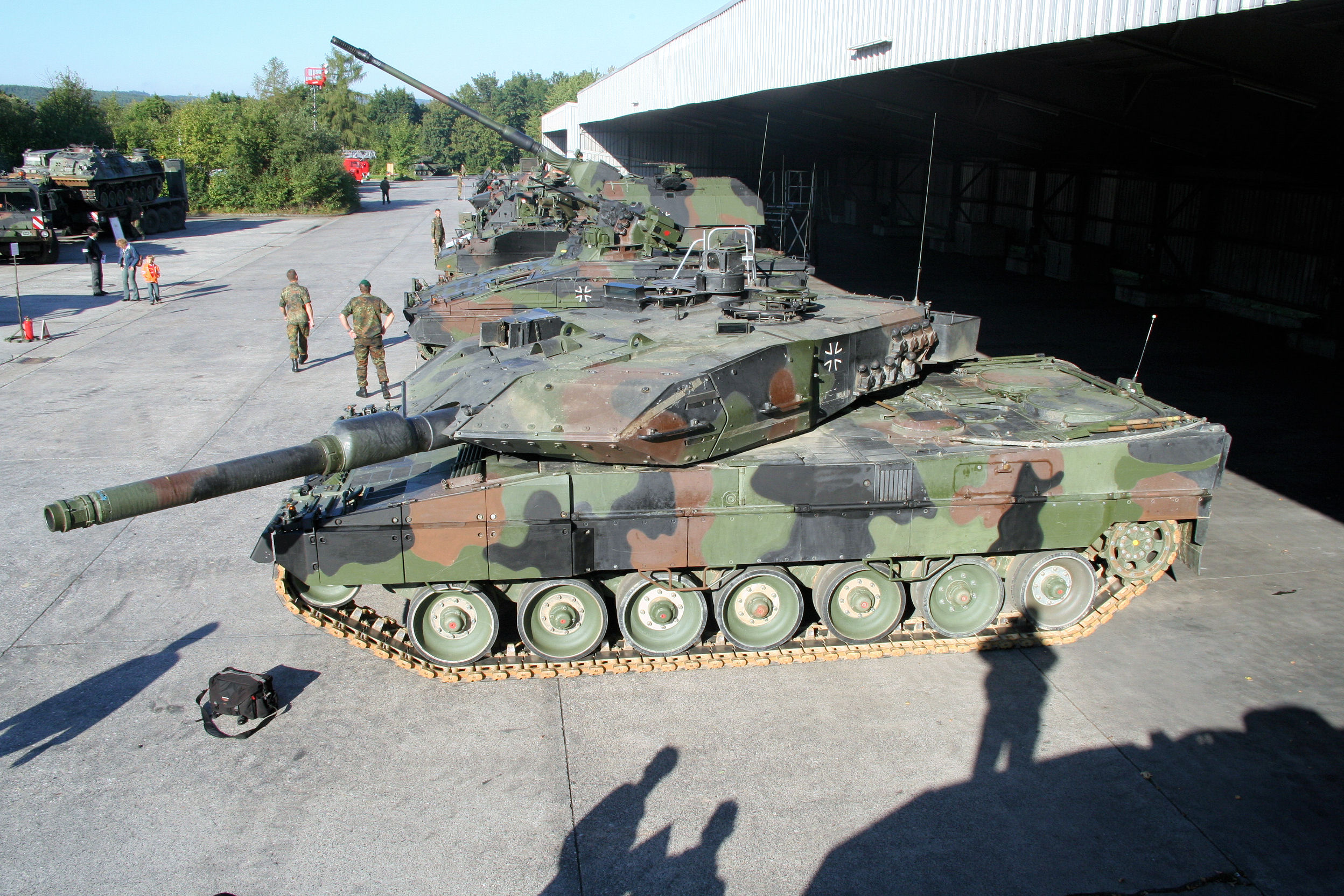 Современные немецкие танки. Leopard 2a5 Бундесвер. Танк Leopard 2a6. Леопард 2 Бундесвер. Leopard 2a6 Бундесвер.