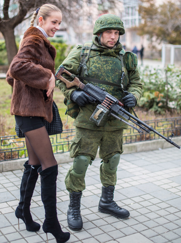 Вежливые люди можно. Вежливые люди в Крыму. Зелёные человечки в Крыму. Вежливые люди и девушки. Вежливые солдаты в Крыму.