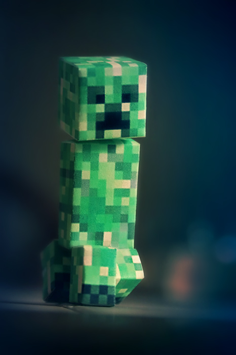 Creeper Minecraft Made Paper Real Life Foto stock 2058235526