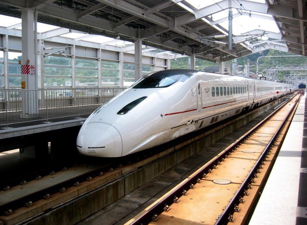 Синкансен токио. Shinkansen 800. Поезд Токио Синкансен. Скоростной поезд Синкансэн. Синкансен Япония.