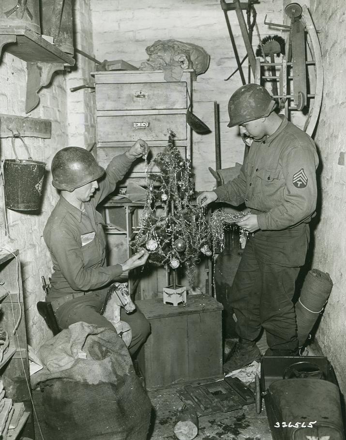 84th Division GIs trim tree Geil